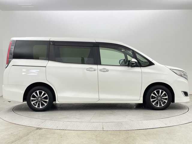 トヨタ エスクァイア Gi 新潟県 2018(平30)年 4.3万km ホワイトパールクリスタルシャイン 衝突被害軽減ブレーキ/レーンキープアシスト/純正７インチナビ/　（フルセグTV/BT/CD/DVD/AM/FM）/バックカメラ/両側パワースライドドア/クルーズコントロール/LEDヘッドライト/革シート/シートヒーター/純正15インチアルミホイール/アイドリングストップ/スマートキー/ビルトインETC
