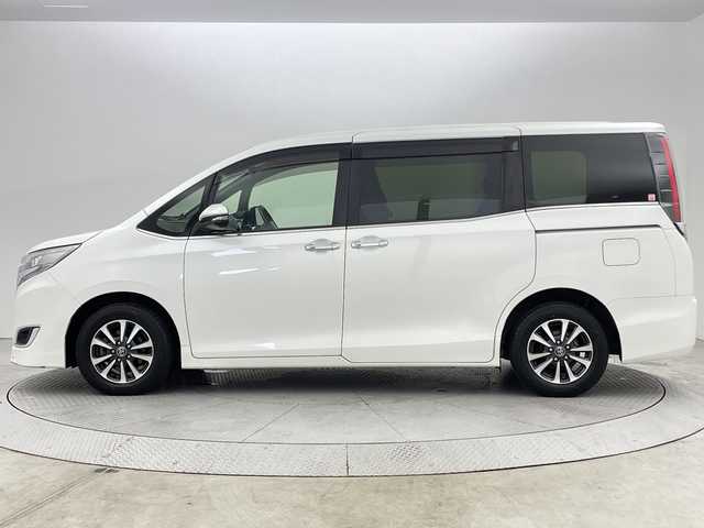 トヨタ エスクァイア Gi 新潟県 2018(平30)年 4.3万km ホワイトパールクリスタルシャイン 衝突被害軽減ブレーキ/レーンキープアシスト/純正７インチナビ/　（フルセグTV/BT/CD/DVD/AM/FM）/バックカメラ/両側パワースライドドア/クルーズコントロール/LEDヘッドライト/革シート/シートヒーター/純正15インチアルミホイール/アイドリングストップ/スマートキー/ビルトインETC
