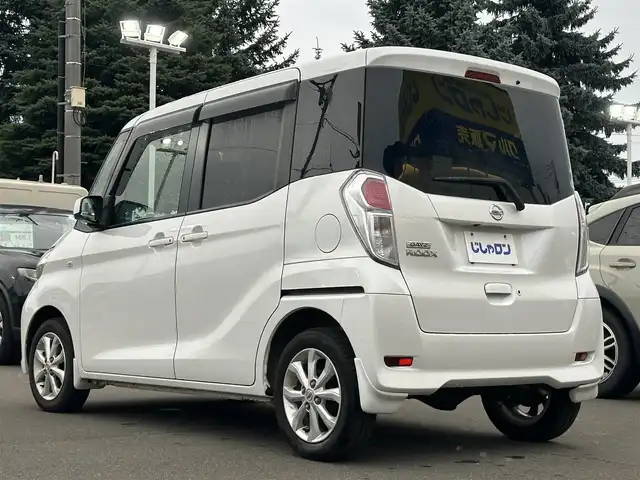 日産 デイズ ルークス X Vセレクション 道北・旭川 2017(平29)年 9.7万km ホワイトパール (株)IDOMが運営する【じしゃロン旭川店】の自社ローン専用車両になります。こちらは現金またはオートローンご利用時の価格です。自社ローンご希望の方は別途その旨お申付け下さい/　/・純正ナビ(CD/DVD/BT/SD/フルセグ)/・アラウンドビューモニター/・ETC/・ドライブレコーダー/・レーダーブレーキ/・両席パワースライドドア/・プッシュスタート/・スマートキー２個/・取扱説明書