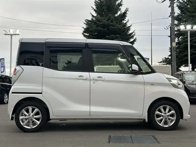 日産 デイズ ルークス X Vセレクション 道北・旭川 2017(平29)年 9.7万km ホワイトパール (株)IDOMが運営する【じしゃロン旭川店】の自社ローン専用車両になります。こちらは現金またはオートローンご利用時の価格です。自社ローンご希望の方は別途その旨お申付け下さい/　/・純正ナビ(CD/DVD/BT/SD/フルセグ)/・アラウンドビューモニター/・ETC/・ドライブレコーダー/・レーダーブレーキ/・両席パワースライドドア/・プッシュスタート/・スマートキー２個/・取扱説明書