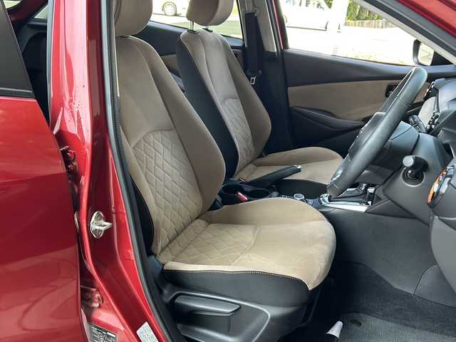 マツダ デミオ 13Sテーラードブラウン 静岡県 2017(平29)年 3.6万km ソウルレッドプレミアムメタリック 専用インテリア/【主要装備】/純正ナビ　/ステアリングスイッチ　/ヘッドアップディスプレイ　/シートヒーター　/ドライブレコーダー　/スマートシティブレーキサポート　/スマートキー　/プッシュスタート　/スペアキー有り　/オートライト　/ＥＴＣ/純正15インチアルミ