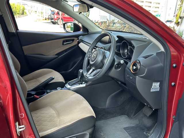 マツダ デミオ 13Sテーラードブラウン 静岡県 2017(平29)年 3.6万km ソウルレッドプレミアムメタリック 専用インテリア/【主要装備】/純正ナビ　/ステアリングスイッチ　/ヘッドアップディスプレイ　/シートヒーター　/ドライブレコーダー　/スマートシティブレーキサポート　/スマートキー　/プッシュスタート　/スペアキー有り　/オートライト　/ＥＴＣ/純正15インチアルミ