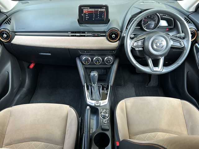 マツダ デミオ 13Sテーラードブラウン 静岡県 2017(平29)年 3.6万km ソウルレッドプレミアムメタリック 専用インテリア/【主要装備】/純正ナビ　/ステアリングスイッチ　/ヘッドアップディスプレイ　/シートヒーター　/ドライブレコーダー　/スマートシティブレーキサポート　/スマートキー　/プッシュスタート　/スペアキー有り　/オートライト　/ＥＴＣ/純正15インチアルミ