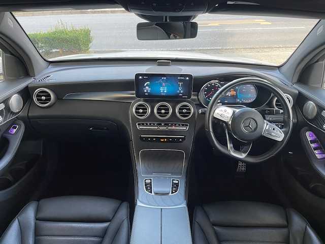 メルセデス・ベンツ ＧＬＣ２２０ d 4マチック クーペ AMGライン 愛知県 2021(令3)年 4.8万km ダイヤモンドホワイト レザーエクスクルーシブＰＫＧ/・１２．３インチデジタルメーター/・ヘッドアップディスプレイ/・黒革シート/・エナジャイジングＰＫＧ/・マルチコントロールシートバック/・Ｂｕｒｍｅｓｔｅｒサウンド（１３スピーカー）/純正１０．２５インチナビ/（フルセグ/USB/BT/AM/FM)/サンルーフ/アラウンドビューモニター/ETC2.0/パワーシート/シートヒーター/エアシート/純正フロアマット/電動リアゲート/電動格納式ミラー/クリアランスソナー/レーダークルーズコントロール/ABS/衝突被害軽減システム/横滑り防止装置/レーンキープアシスト/盗難防止装置/LEDオートライト/純正アルミホイール/保証書/取扱説明書/スペアキー/スマートキー