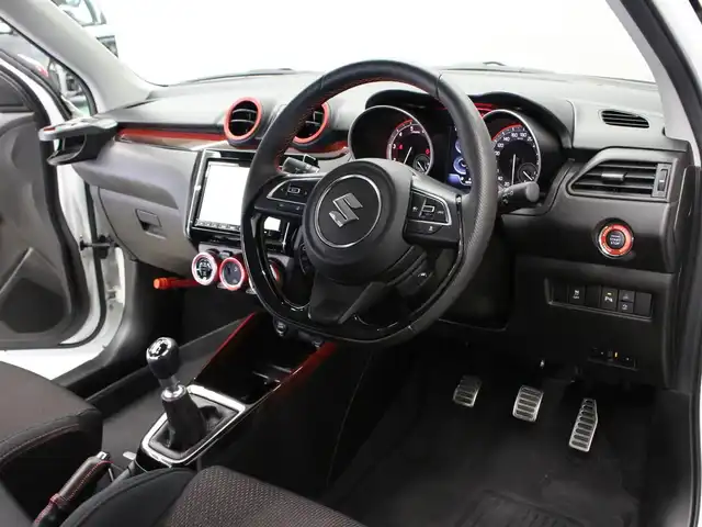 スズキ スイフト スポーツ 三重県 2023(令5)年 1.7万km ピュアホワイトP セーフティサポート/アイドリングストップ/純正8インチメモリナビ・地デジTV/・DVD/CD/・Bluetooth/全方位モニター/バックソナー/セルスタードライブレコーダー/セルスターGPSレーダー探知機/レーダークルーズコントロール/ブラインドスポットモニター/シートヒーター/ビルトインETC/純正17インチアルミホイール/LEDヘッドランプ/・オートライト/フロントフォグランプ/プッシュエンジンスタート/スマートキー×2/新車時保証書/取扱説明書