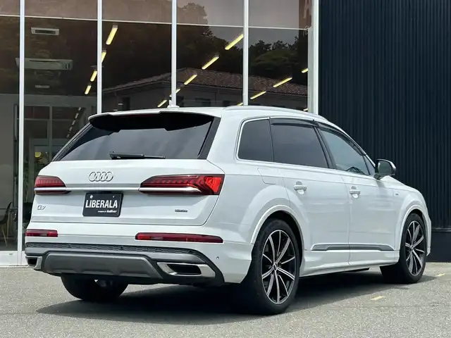 アウディ Ｑ７ 45TFSIクワトロアダプティブエアサスペンション 福岡県 2021(令3)年 6.8万km グレイシアホワイトメタリック アダプティブクルーズコントロール/レーンキープアシスト/ブライドンスポットモニター/マトリクスLEDヘッドライト/バーチャルコックピット/黒革シート/シートヒーター/エアサスペンション/パワーバックドア/純正ナビ/Applecarplay/androidauto/全方位カメラ/フルセグTV/Bluetooth/純正２１インチアルミホイール/ETC