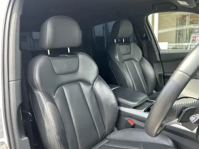 アウディ Ｑ７ 45TFSIクワトロアダプティブエアサスペンション 福岡県 2021(令3)年 6.8万km グレイシアホワイトメタリック アダプティブクルーズコントロール/レーンキープアシスト/ブライドンスポットモニター/マトリクスLEDヘッドライト/バーチャルコックピット/黒革シート/シートヒーター/エアサスペンション/パワーバックドア/純正ナビ/Applecarplay/androidauto/全方位カメラ/フルセグTV/Bluetooth/純正２１インチアルミホイール/ETC