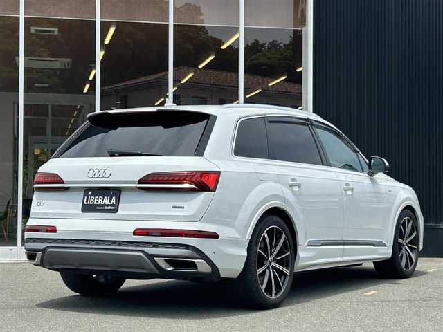 アウディ Ｑ７ 45 Sラインリミテッド 福岡県 2021(令3)年 6.8万km グレイシアホワイトメタリック アダプティブクルーズコントロール/レーンキープアシスト/ブライドンスポットモニター/マトリクスLEDヘッドライト/バーチャルコックピット/黒革シート/シートヒーター/エアサスペンション/パワーバックドア/純正ナビ/Applecarplay/androidauto/全方位カメラ/フルセグTV/Bluetooth/純正２１インチアルミホイール/ETC