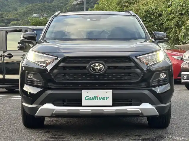 トヨタ ＲＡＶ４ アドベンチャー 長崎県 2022(令4)年 0.2万km アティチュードブラックマイカ ワンオーナー/純正ディスプレイオーディオ(FM/AM/BT)/ステアリングヒーター/ステアリングスイッチ/前席シートヒーター/前席シートベンチレーション/運転席パワーシート/ドライビングポジションメモリースイッチ/全方位カメラ/ビルトインETC/ドライブモードセレクト/マルチテレインセレクト/VSC(ビークルスタビリティコントロール)/スノーモードスイッチ/DAC(ダウンヒルアシストコントロール)/パワーバックドア/追従機能付きクルーズコントロール/LTA(レーントレーシングアシスト)/PCS(プリクラッシュセーフティ)/イモビライザーシステム/サンルーフ/パーキングアシスト/前後コーナーセンサー/オートライト/オートハイビーム/純正フロアマット/純正19インチアルミホイール/ドアバイザー/取扱説明書/保証書/記録簿/スペアキー