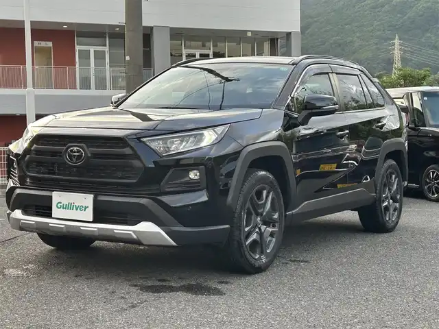 トヨタ ＲＡＶ４ アドベンチャー 長崎県 2022(令4)年 0.2万km アティチュードブラックマイカ ワンオーナー/純正ディスプレイオーディオ(FM/AM/BT)/ステアリングヒーター/ステアリングスイッチ/前席シートヒーター/前席シートベンチレーション/運転席パワーシート/ドライビングポジションメモリースイッチ/全方位カメラ/ビルトインETC/ドライブモードセレクト/マルチテレインセレクト/VSC(ビークルスタビリティコントロール)/スノーモードスイッチ/DAC(ダウンヒルアシストコントロール)/パワーバックドア/追従機能付きクルーズコントロール/LTA(レーントレーシングアシスト)/PCS(プリクラッシュセーフティ)/イモビライザーシステム/サンルーフ/パーキングアシスト/前後コーナーセンサー/オートライト/オートハイビーム/純正フロアマット/純正19インチアルミホイール/ドアバイザー/取扱説明書/保証書/記録簿/スペアキー
