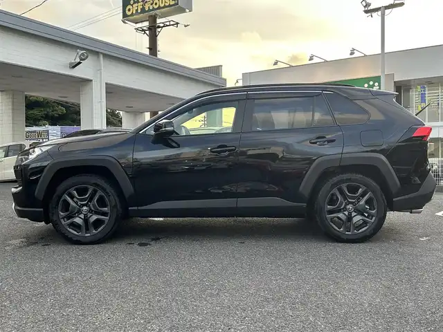 トヨタ ＲＡＶ４ アドベンチャー 長崎県 2022(令4)年 0.2万km アティチュードブラックマイカ ワンオーナー/純正ディスプレイオーディオ(FM/AM/BT)/ステアリングヒーター/ステアリングスイッチ/前席シートヒーター/前席シートベンチレーション/運転席パワーシート/ドライビングポジションメモリースイッチ/全方位カメラ/ビルトインETC/ドライブモードセレクト/マルチテレインセレクト/VSC(ビークルスタビリティコントロール)/スノーモードスイッチ/DAC(ダウンヒルアシストコントロール)/パワーバックドア/追従機能付きクルーズコントロール/LTA(レーントレーシングアシスト)/PCS(プリクラッシュセーフティ)/イモビライザーシステム/サンルーフ/パーキングアシスト/前後コーナーセンサー/オートライト/オートハイビーム/純正フロアマット/純正19インチアルミホイール/ドアバイザー/取扱説明書/保証書/記録簿/スペアキー