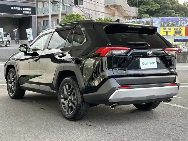 トヨタ ＲＡＶ４ アドベンチャー 長崎県 2022(令4)年 0.2万km アティチュードブラックマイカ ワンオーナー/純正ディスプレイオーディオ(FM/AM/BT)/ステアリングヒーター/ステアリングスイッチ/前席シートヒーター/前席シートベンチレーション/運転席パワーシート/ドライビングポジションメモリースイッチ/全方位カメラ/ビルトインETC/ドライブモードセレクト/マルチテレインセレクト/VSC(ビークルスタビリティコントロール)/スノーモードスイッチ/DAC(ダウンヒルアシストコントロール)/パワーバックドア/追従機能付きクルーズコントロール/LTA(レーントレーシングアシスト)/PCS(プリクラッシュセーフティ)/イモビライザーシステム/サンルーフ/パーキングアシスト/前後コーナーセンサー/オートライト/オートハイビーム/純正フロアマット/純正19インチアルミホイール/ドアバイザー/取扱説明書/保証書/記録簿/スペアキー