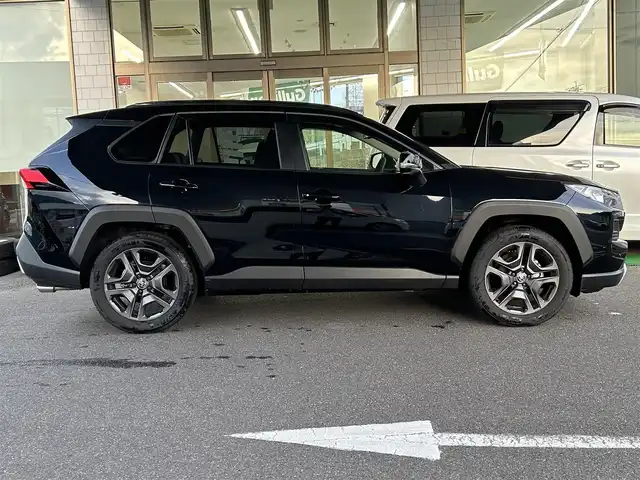 トヨタ ＲＡＶ４ アドベンチャー 長崎県 2022(令4)年 0.2万km アティチュードブラックマイカ ワンオーナー/純正ディスプレイオーディオ(FM/AM/BT)/ステアリングヒーター/ステアリングスイッチ/前席シートヒーター/前席シートベンチレーション/運転席パワーシート/ドライビングポジションメモリースイッチ/全方位カメラ/ビルトインETC/ドライブモードセレクト/マルチテレインセレクト/VSC(ビークルスタビリティコントロール)/スノーモードスイッチ/DAC(ダウンヒルアシストコントロール)/パワーバックドア/追従機能付きクルーズコントロール/LTA(レーントレーシングアシスト)/PCS(プリクラッシュセーフティ)/イモビライザーシステム/サンルーフ/パーキングアシスト/前後コーナーセンサー/オートライト/オートハイビーム/純正フロアマット/純正19インチアルミホイール/ドアバイザー/取扱説明書/保証書/記録簿/スペアキー