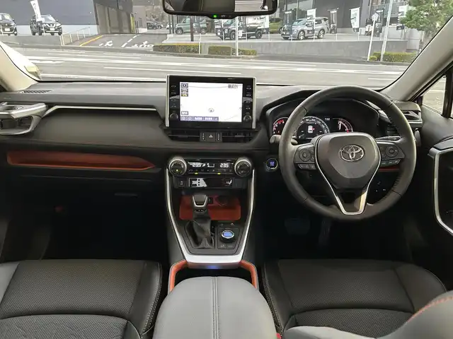 トヨタ ＲＡＶ４ アドベンチャー 長崎県 2022(令4)年 0.2万km アティチュードブラックマイカ ワンオーナー/純正ディスプレイオーディオ(FM/AM/BT)/ステアリングヒーター/ステアリングスイッチ/前席シートヒーター/前席シートベンチレーション/運転席パワーシート/ドライビングポジションメモリースイッチ/全方位カメラ/ビルトインETC/ドライブモードセレクト/マルチテレインセレクト/VSC(ビークルスタビリティコントロール)/スノーモードスイッチ/DAC(ダウンヒルアシストコントロール)/パワーバックドア/追従機能付きクルーズコントロール/LTA(レーントレーシングアシスト)/PCS(プリクラッシュセーフティ)/イモビライザーシステム/サンルーフ/パーキングアシスト/前後コーナーセンサー/オートライト/オートハイビーム/純正フロアマット/純正19インチアルミホイール/ドアバイザー/取扱説明書/保証書/記録簿/スペアキー