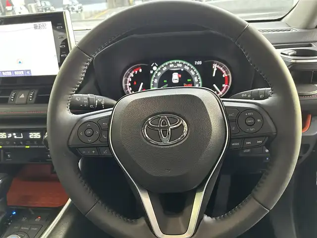 トヨタ ＲＡＶ４ アドベンチャー 長崎県 2022(令4)年 0.2万km アティチュードブラックマイカ ワンオーナー/純正ディスプレイオーディオ(FM/AM/BT)/ステアリングヒーター/ステアリングスイッチ/前席シートヒーター/前席シートベンチレーション/運転席パワーシート/ドライビングポジションメモリースイッチ/全方位カメラ/ビルトインETC/ドライブモードセレクト/マルチテレインセレクト/VSC(ビークルスタビリティコントロール)/スノーモードスイッチ/DAC(ダウンヒルアシストコントロール)/パワーバックドア/追従機能付きクルーズコントロール/LTA(レーントレーシングアシスト)/PCS(プリクラッシュセーフティ)/イモビライザーシステム/サンルーフ/パーキングアシスト/前後コーナーセンサー/オートライト/オートハイビーム/純正フロアマット/純正19インチアルミホイール/ドアバイザー/取扱説明書/保証書/記録簿/スペアキー