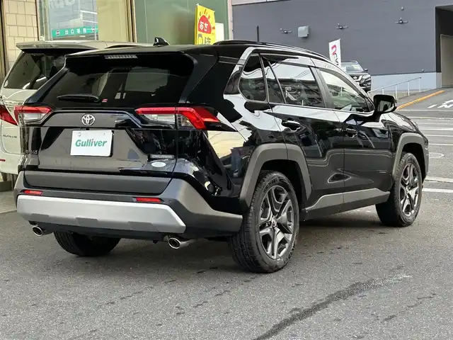 トヨタ ＲＡＶ４ アドベンチャー 長崎県 2022(令4)年 0.2万km アティチュードブラックマイカ ワンオーナー/純正ディスプレイオーディオ(FM/AM/BT)/ステアリングヒーター/ステアリングスイッチ/前席シートヒーター/前席シートベンチレーション/運転席パワーシート/ドライビングポジションメモリースイッチ/全方位カメラ/ビルトインETC/ドライブモードセレクト/マルチテレインセレクト/VSC(ビークルスタビリティコントロール)/スノーモードスイッチ/DAC(ダウンヒルアシストコントロール)/パワーバックドア/追従機能付きクルーズコントロール/LTA(レーントレーシングアシスト)/PCS(プリクラッシュセーフティ)/イモビライザーシステム/サンルーフ/パーキングアシスト/前後コーナーセンサー/オートライト/オートハイビーム/純正フロアマット/純正19インチアルミホイール/ドアバイザー/取扱説明書/保証書/記録簿/スペアキー