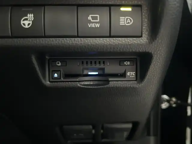 トヨタ ＲＡＶ４ アドベンチャー 長崎県 2022(令4)年 0.2万km アティチュードブラックマイカ ワンオーナー/純正ディスプレイオーディオ(FM/AM/BT)/ステアリングヒーター/ステアリングスイッチ/前席シートヒーター/前席シートベンチレーション/運転席パワーシート/ドライビングポジションメモリースイッチ/全方位カメラ/ビルトインETC/ドライブモードセレクト/マルチテレインセレクト/VSC(ビークルスタビリティコントロール)/スノーモードスイッチ/DAC(ダウンヒルアシストコントロール)/パワーバックドア/追従機能付きクルーズコントロール/LTA(レーントレーシングアシスト)/PCS(プリクラッシュセーフティ)/イモビライザーシステム/サンルーフ/パーキングアシスト/前後コーナーセンサー/オートライト/オートハイビーム/純正フロアマット/純正19インチアルミホイール/ドアバイザー/取扱説明書/保証書/記録簿/スペアキー