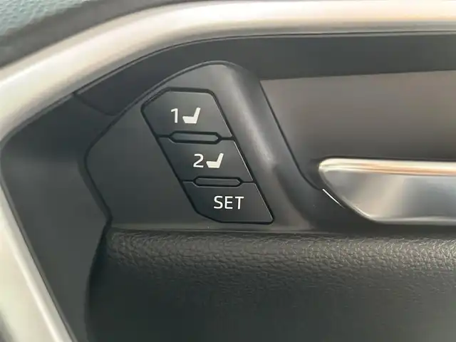 トヨタ ＲＡＶ４ アドベンチャー 長崎県 2022(令4)年 0.2万km アティチュードブラックマイカ ワンオーナー/純正ディスプレイオーディオ(FM/AM/BT)/ステアリングヒーター/ステアリングスイッチ/前席シートヒーター/前席シートベンチレーション/運転席パワーシート/ドライビングポジションメモリースイッチ/全方位カメラ/ビルトインETC/ドライブモードセレクト/マルチテレインセレクト/VSC(ビークルスタビリティコントロール)/スノーモードスイッチ/DAC(ダウンヒルアシストコントロール)/パワーバックドア/追従機能付きクルーズコントロール/LTA(レーントレーシングアシスト)/PCS(プリクラッシュセーフティ)/イモビライザーシステム/サンルーフ/パーキングアシスト/前後コーナーセンサー/オートライト/オートハイビーム/純正フロアマット/純正19インチアルミホイール/ドアバイザー/取扱説明書/保証書/記録簿/スペアキー