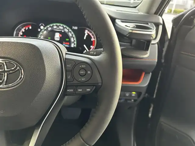 トヨタ ＲＡＶ４ アドベンチャー 長崎県 2022(令4)年 0.2万km アティチュードブラックマイカ ワンオーナー/純正ディスプレイオーディオ(FM/AM/BT)/ステアリングヒーター/ステアリングスイッチ/前席シートヒーター/前席シートベンチレーション/運転席パワーシート/ドライビングポジションメモリースイッチ/全方位カメラ/ビルトインETC/ドライブモードセレクト/マルチテレインセレクト/VSC(ビークルスタビリティコントロール)/スノーモードスイッチ/DAC(ダウンヒルアシストコントロール)/パワーバックドア/追従機能付きクルーズコントロール/LTA(レーントレーシングアシスト)/PCS(プリクラッシュセーフティ)/イモビライザーシステム/サンルーフ/パーキングアシスト/前後コーナーセンサー/オートライト/オートハイビーム/純正フロアマット/純正19インチアルミホイール/ドアバイザー/取扱説明書/保証書/記録簿/スペアキー