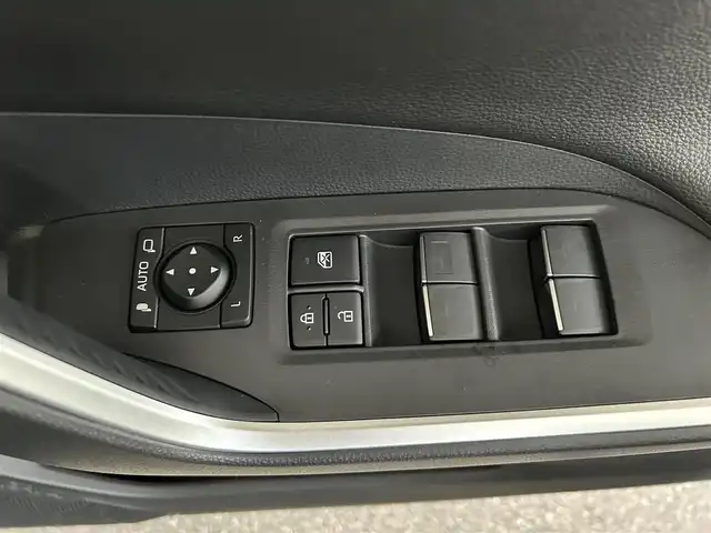 トヨタ ＲＡＶ４ アドベンチャー 長崎県 2022(令4)年 0.2万km アティチュードブラックマイカ ワンオーナー/純正ディスプレイオーディオ(FM/AM/BT)/ステアリングヒーター/ステアリングスイッチ/前席シートヒーター/前席シートベンチレーション/運転席パワーシート/ドライビングポジションメモリースイッチ/全方位カメラ/ビルトインETC/ドライブモードセレクト/マルチテレインセレクト/VSC(ビークルスタビリティコントロール)/スノーモードスイッチ/DAC(ダウンヒルアシストコントロール)/パワーバックドア/追従機能付きクルーズコントロール/LTA(レーントレーシングアシスト)/PCS(プリクラッシュセーフティ)/イモビライザーシステム/サンルーフ/パーキングアシスト/前後コーナーセンサー/オートライト/オートハイビーム/純正フロアマット/純正19インチアルミホイール/ドアバイザー/取扱説明書/保証書/記録簿/スペアキー