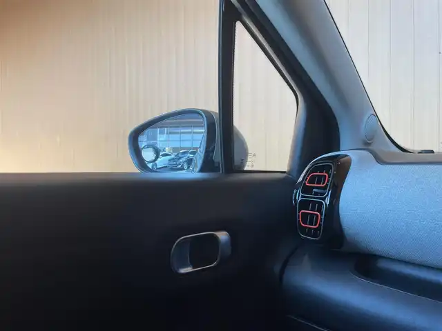 シトロエン シトロエン Ｃ３ エアクロス シャイン 愛知県 2019(令1)年 2.9万km 黒 純正ナビ/AppleCarPlay/フルセグTV/Bluetooth/バックカメラ/ETC/クルーズコントロール/レーンキープ/ブラインドスポットモニター/ワイヤレスチャージ/純正16インチアルミホイール/プッシュスタート/ルーフレール/LEDヘッドライト
