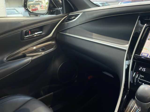 トヨタ ハリアー エレガンス 高知県 2015(平27)年 6.8万km ブラック ワンオーナー/BADX　19インチアルミホイール/RSRサスペンション/純正フルセグナビ（NSZT-Y64T） /【Bluetooth 　CD DVD TV 】/バックカメラ /ドラレコ　/ETC/プッシュスタート/レーダークルーズコントロール/カーテンエアバック/衝突被害軽減システム/黒色ハーフレザーシート/パワーシート/スペアキー/純正フロアマット /純正17インチアルミ付き冬タイヤ・純正サスペンション車載