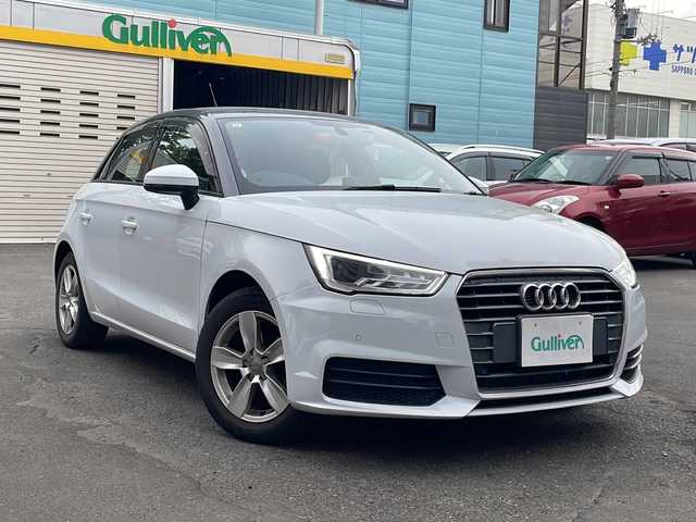 アウディ Ａ１ SB 1．0TFSI スポーツ 道央・札幌 2018(平30)年 1.7万km 白 純正ナビ(TV、BT、CD、DVD、FM、AM)/ステアリングスイッチ/クリアランスソナー/コーナーセンサー/シートヒーター前席/横滑り防止/オートライト/ドライブレコーダー/純正ドアバイザー/電格ミラー/プッシュスタート
