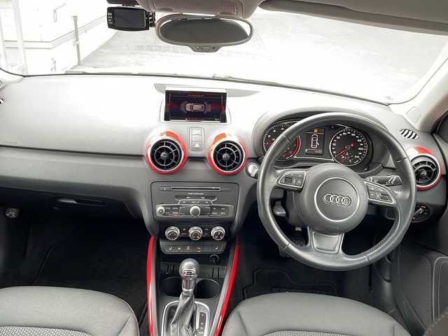 アウディ Ａ１ SB 1．0TFSI スポーツ 道央・札幌 2018(平30)年 1.7万km 白 純正ナビ(TV、BT、CD、DVD、FM、AM)/ステアリングスイッチ/クリアランスソナー/コーナーセンサー/シートヒーター前席/横滑り防止/オートライト/ドライブレコーダー/純正ドアバイザー/電格ミラー/プッシュスタート