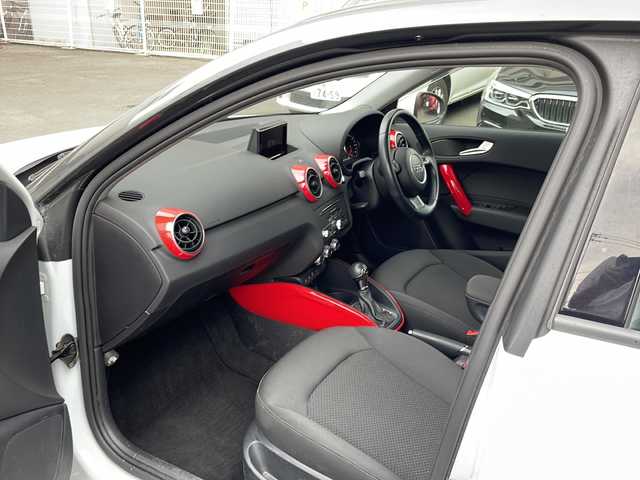 アウディ Ａ１ SB 1．0TFSI スポーツ 道央・札幌 2018(平30)年 1.7万km 白 純正ナビ(TV、BT、CD、DVD、FM、AM)/ステアリングスイッチ/クリアランスソナー/コーナーセンサー/シートヒーター前席/横滑り防止/オートライト/ドライブレコーダー/純正ドアバイザー/電格ミラー/プッシュスタート