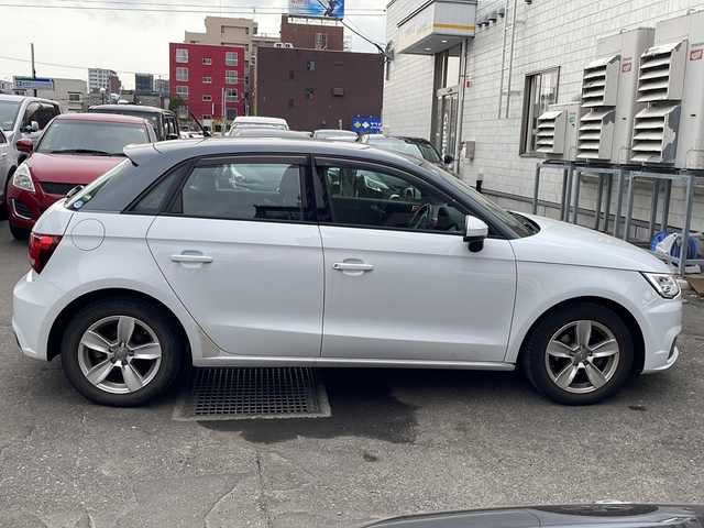 アウディ Ａ１ SB 1．0TFSI スポーツ 道央・札幌 2018(平30)年 1.7万km 白 純正ナビ(TV、BT、CD、DVD、FM、AM)/ステアリングスイッチ/クリアランスソナー/コーナーセンサー/シートヒーター前席/横滑り防止/オートライト/ドライブレコーダー/純正ドアバイザー/電格ミラー/プッシュスタート
