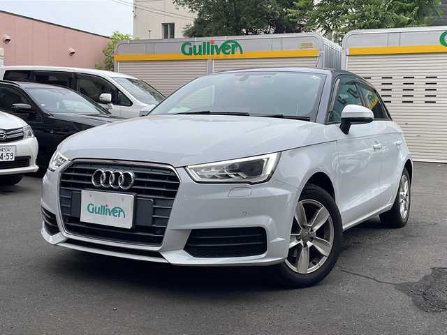 アウディ Ａ１ SB 1．0TFSI スポーツ 道央・札幌 2018(平30)年 1.7万km 白 純正ナビ(TV、BT、CD、DVD、FM、AM)/ステアリングスイッチ/クリアランスソナー/コーナーセンサー/シートヒーター前席/横滑り防止/オートライト/ドライブレコーダー/純正ドアバイザー/電格ミラー/プッシュスタート
