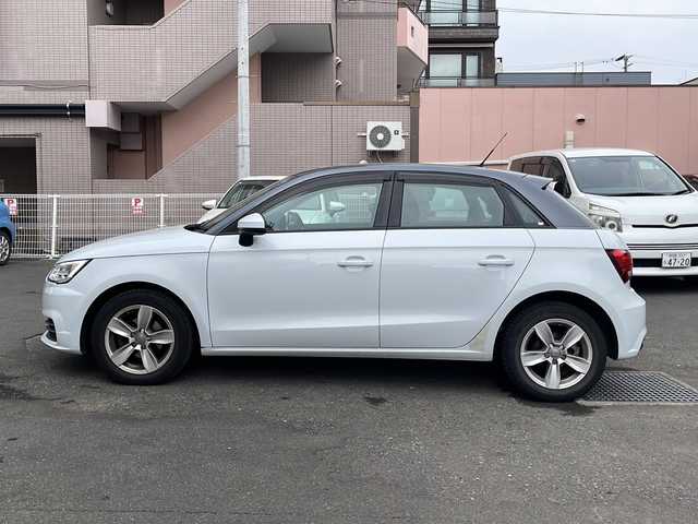 アウディ Ａ１ SB 1．0TFSI スポーツ 道央・札幌 2018(平30)年 1.7万km 白 純正ナビ(TV、BT、CD、DVD、FM、AM)/ステアリングスイッチ/クリアランスソナー/コーナーセンサー/シートヒーター前席/横滑り防止/オートライト/ドライブレコーダー/純正ドアバイザー/電格ミラー/プッシュスタート