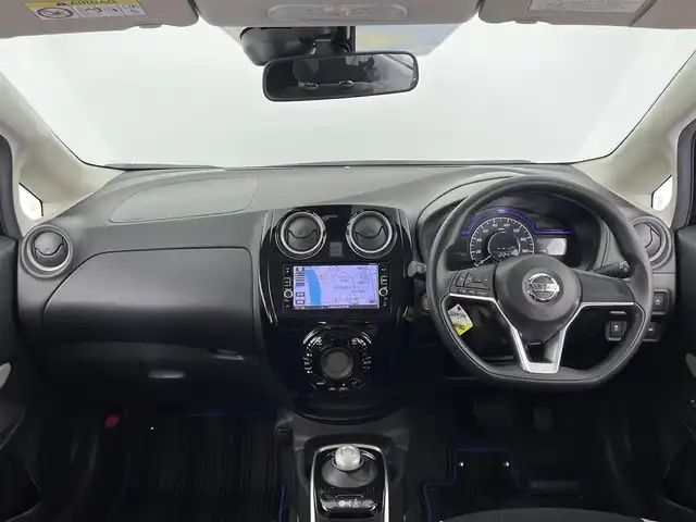 日産 ノート e－パワー X 大分県 2017(平29)年 7.1万km スーパーブラック 衝突軽減ブレーキ/純正ナビ/（フルセグ/CD/DVD/Bluetooth）/バックカメラ/ETC/オートライト/ヘッドライトレベライザー/ステアリングスイッチ/電動格納ミラー/純正アルミホイール/スマートキープッシュスタート