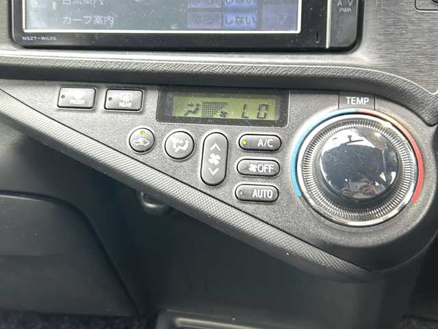 トヨタ アクア G 静岡県 2013(平25)年 7.8万km ブラックマイカ 純正ナビ/・AM/FM/・CD/DVD/・SD/・フルセグTV/・Bluetooth/主要装備/・バックカメラ/・運転席＋助手席シートヒーター/・ＥＴＣ/・ヘッドライトウォッシャー/・オートライト/・ドライブレコーダー/・プッシュスタート/・ｎａｎｏｅ/・横滑り防止装置/・ＬＥＤヘッドライト/・オートエアコン