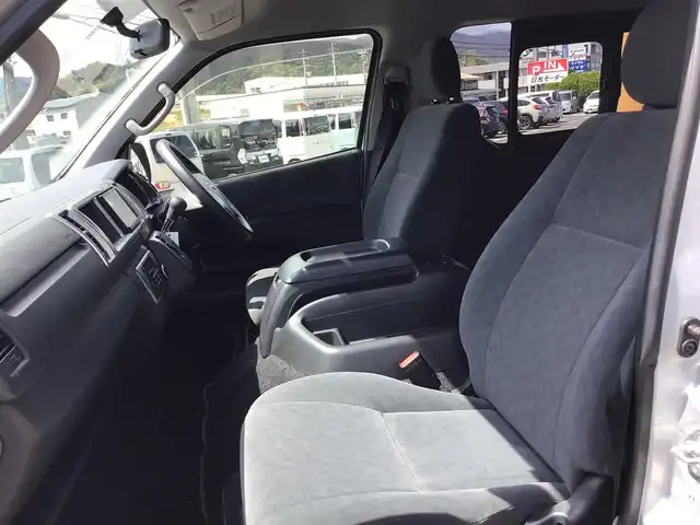 トヨタ ハイエース グランドキャビン 福井県 2016(平28)年 4万km シルバーM 4WD/10人乗り/ナビ/バックカメラ/パワースライドドア/ETC/オートエアコン/電動格納ミラー