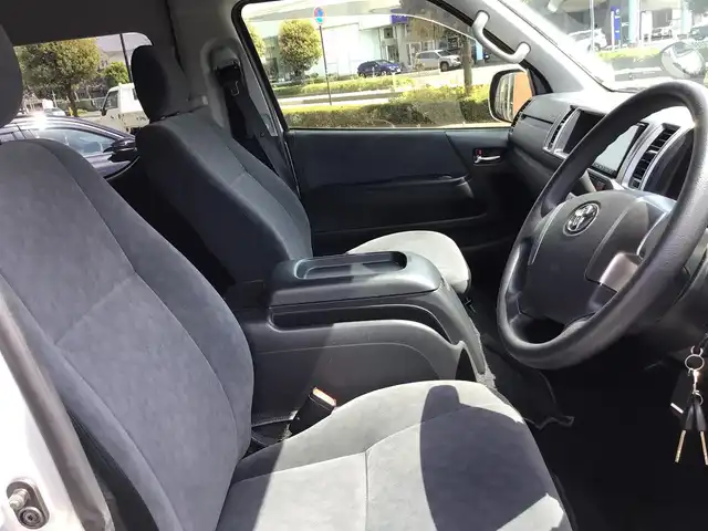 トヨタ ハイエース グランドキャビン 福井県 2016(平28)年 4万km シルバーM 4WD/10人乗り/ナビ/バックカメラ/パワースライドドア/ETC/オートエアコン/電動格納ミラー