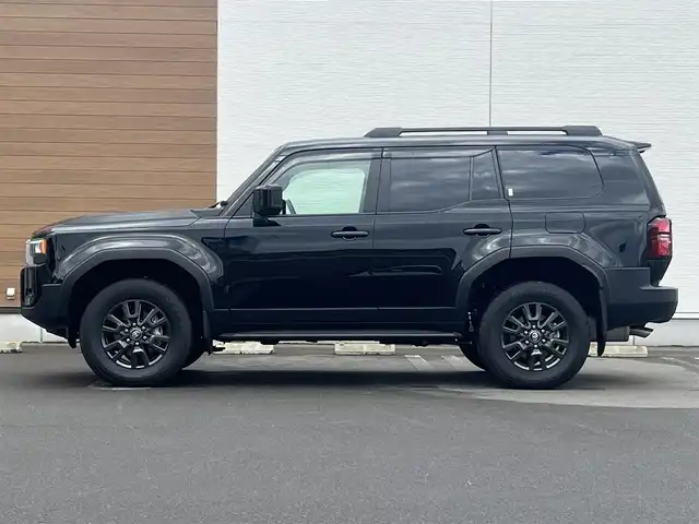 トヨタ ランドクルーザー ２５０ VX 秋田県 2024(令6)年 0.5万km ブラック ４WD/ワンオーナー/衝突軽減システム/LEDヘッドライト/本革レザーシート/純正メモリナビ/フルセグ/全方位カメラ/パノラミックビューモニター機能/トヨタ純正18インチアルミ（夏タイヤ装着）/プッシュスタート/MTモード付AT/レーダークルーズコントロール追従走行有/オートマチックハイビーム/コーナーセンサー/LTA（レーントレーシングアシスト）/ブラインドスポットモニター/ステアリングスイッチ/ステアリングヒーター/デジタルインナーミラー（ドライブレコーダー一体型）/前席シートヒーター/エアシート/運転席パワーシート/ETC2.0/ルーフレール/サンルーフ/電動リアゲート/電動パーキングブレーキ/ブレーキホールド機能/ヘッドライトウォッシャー/センターデフロック/純正フロアマット/純正ドアバイザー/オートライト/ダブルオートエアコン/パワーステアリング/パワーウィンドウ/ヘッドライトレベライザー/横滑り防止/盗難防止装置/寒冷地仕様/電動格納ウィンカーミラー/キーレスエントリー/保証書/記録簿/スペアキー1本有