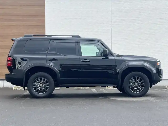 トヨタ ランドクルーザー ２５０ VX 秋田県 2024(令6)年 0.5万km ブラック ４WD/ワンオーナー/衝突軽減システム/LEDヘッドライト/本革レザーシート/純正メモリナビ/フルセグ/全方位カメラ/パノラミックビューモニター機能/トヨタ純正18インチアルミ（夏タイヤ装着）/プッシュスタート/MTモード付AT/レーダークルーズコントロール追従走行有/オートマチックハイビーム/コーナーセンサー/LTA（レーントレーシングアシスト）/ブラインドスポットモニター/ステアリングスイッチ/ステアリングヒーター/デジタルインナーミラー（ドライブレコーダー一体型）/前席シートヒーター/エアシート/運転席パワーシート/ETC2.0/ルーフレール/サンルーフ/電動リアゲート/電動パーキングブレーキ/ブレーキホールド機能/ヘッドライトウォッシャー/センターデフロック/純正フロアマット/純正ドアバイザー/オートライト/ダブルオートエアコン/パワーステアリング/パワーウィンドウ/ヘッドライトレベライザー/横滑り防止/盗難防止装置/寒冷地仕様/電動格納ウィンカーミラー/キーレスエントリー/保証書/記録簿/スペアキー1本有