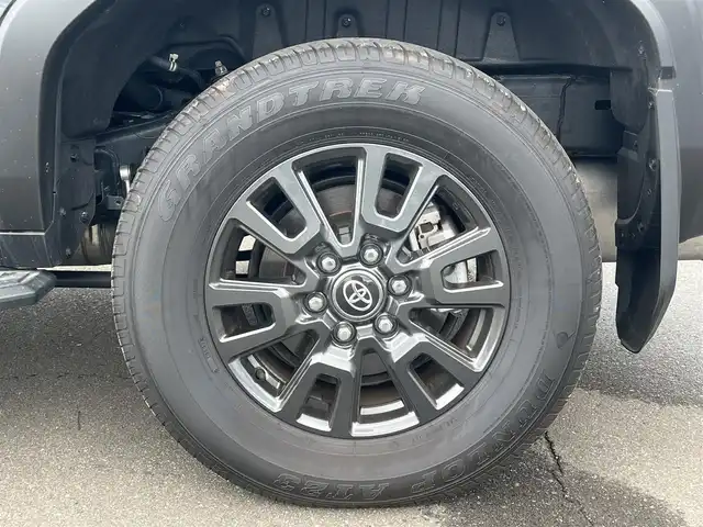 トヨタ ランドクルーザー ２５０ VX 秋田県 2024(令6)年 0.5万km ブラック ４WD/ワンオーナー/衝突軽減システム/LEDヘッドライト/本革レザーシート/純正メモリナビ/フルセグ/全方位カメラ/パノラミックビューモニター機能/トヨタ純正18インチアルミ（夏タイヤ装着）/プッシュスタート/MTモード付AT/レーダークルーズコントロール追従走行有/オートマチックハイビーム/コーナーセンサー/LTA（レーントレーシングアシスト）/ブラインドスポットモニター/ステアリングスイッチ/ステアリングヒーター/デジタルインナーミラー（ドライブレコーダー一体型）/前席シートヒーター/エアシート/運転席パワーシート/ETC2.0/ルーフレール/サンルーフ/電動リアゲート/電動パーキングブレーキ/ブレーキホールド機能/ヘッドライトウォッシャー/センターデフロック/純正フロアマット/純正ドアバイザー/オートライト/ダブルオートエアコン/パワーステアリング/パワーウィンドウ/ヘッドライトレベライザー/横滑り防止/盗難防止装置/寒冷地仕様/電動格納ウィンカーミラー/キーレスエントリー/保証書/記録簿/スペアキー1本有