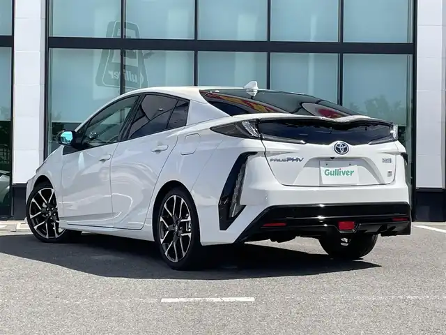 トヨタ プリウス ＰＨＶ S GRスポーツ 和歌山県 2018(平30)年 8.1万km ホワイトパールクリスタルシャイン 純正9インチナビ/フルセグTV/Bluetooth/CD/SD/USB/HDMI/バックカメラ/ビルトインETC2.0/純正ドライブレコーダー/トヨタセーフティセンス/レーダークルーズコントロール/先行車発進お知らせ/革巻きステアリング/ステアリングスイッチ/ハーフレザーシート/前席シートヒーター/LEDヘッドライト/フォグランプ/オートライト/オートハイビーム/純正18インチAW/純正フロアマット/ラゲッジマット/トノカバー/社外ツィーター/プッシュスタート/スマートキー/スペアキー/取扱説明書/充電ケーブル有