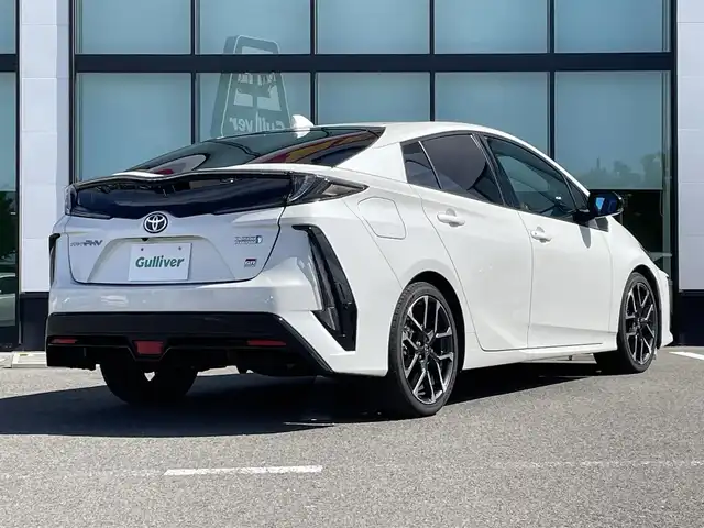 トヨタ プリウス ＰＨＶ S GRスポーツ 和歌山県 2018(平30)年 8.1万km ホワイトパールクリスタルシャイン 純正9インチナビ/フルセグTV/Bluetooth/CD/SD/USB/HDMI/バックカメラ/ビルトインETC2.0/純正ドライブレコーダー/トヨタセーフティセンス/レーダークルーズコントロール/先行車発進お知らせ/革巻きステアリング/ステアリングスイッチ/ハーフレザーシート/前席シートヒーター/LEDヘッドライト/フォグランプ/オートライト/オートハイビーム/純正18インチAW/純正フロアマット/ラゲッジマット/トノカバー/社外ツィーター/プッシュスタート/スマートキー/スペアキー/取扱説明書/充電ケーブル有