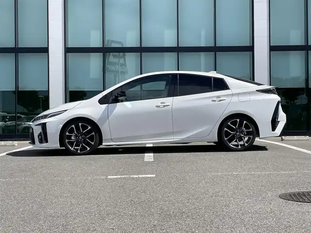トヨタ プリウス ＰＨＶ S GRスポーツ 和歌山県 2018(平30)年 8.1万km ホワイトパールクリスタルシャイン 純正9インチナビ/フルセグTV/Bluetooth/CD/SD/USB/HDMI/バックカメラ/ビルトインETC2.0/純正ドライブレコーダー/トヨタセーフティセンス/レーダークルーズコントロール/先行車発進お知らせ/革巻きステアリング/ステアリングスイッチ/ハーフレザーシート/前席シートヒーター/LEDヘッドライト/フォグランプ/オートライト/オートハイビーム/純正18インチAW/純正フロアマット/ラゲッジマット/トノカバー/社外ツィーター/プッシュスタート/スマートキー/スペアキー/取扱説明書/充電ケーブル有