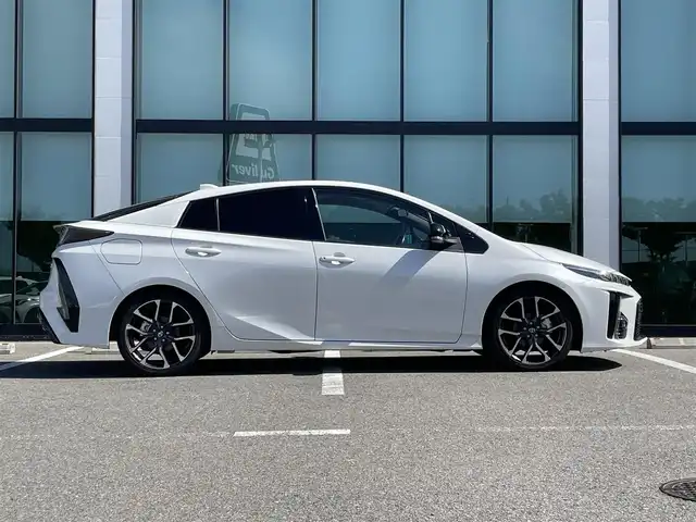 トヨタ プリウス ＰＨＶ S GRスポーツ 和歌山県 2018(平30)年 8.1万km ホワイトパールクリスタルシャイン 純正9インチナビ/フルセグTV/Bluetooth/CD/SD/USB/HDMI/バックカメラ/ビルトインETC2.0/純正ドライブレコーダー/トヨタセーフティセンス/レーダークルーズコントロール/先行車発進お知らせ/革巻きステアリング/ステアリングスイッチ/ハーフレザーシート/前席シートヒーター/LEDヘッドライト/フォグランプ/オートライト/オートハイビーム/純正18インチAW/純正フロアマット/ラゲッジマット/トノカバー/社外ツィーター/プッシュスタート/スマートキー/スペアキー/取扱説明書/充電ケーブル有