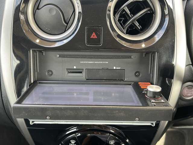 日産 ノート X DIG－S エマージェンシーB 静岡県 2014(平26)年 7.8万km ラディアントレッド 純正ナビ/・（Bluetooth/フルセグTV/CD/DVD/AUX/ラジオ）/主要装備/・エマージェンシーブレーキー/・レーンキープアシスト/・横滑り防止装置/・スーパーチャージャー/・アイドリングストップ/・バックカメラ/・マニュアルヘッドライトレベリング/・ドライブレコーダー/・ETC/・プッシュスタート/・ハロゲンヘッドライト/・社外フロアマット/・純正ホイールキャップ