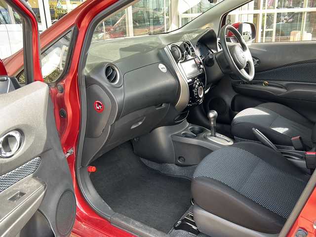 日産 ノート X DIG－S エマージェンシーB 静岡県 2014(平26)年 7.8万km ラディアントレッド 純正ナビ/・（Bluetooth/フルセグTV/CD/DVD/AUX/ラジオ）/主要装備/・エマージェンシーブレーキー/・レーンキープアシスト/・横滑り防止装置/・スーパーチャージャー/・アイドリングストップ/・バックカメラ/・マニュアルヘッドライトレベリング/・ドライブレコーダー/・ETC/・プッシュスタート/・ハロゲンヘッドライト/・社外フロアマット/・純正ホイールキャップ