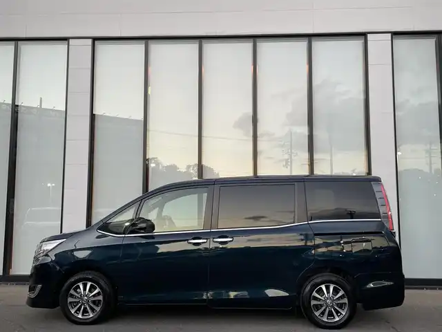 トヨタ エスクァイア Gi プレミアムパッケージ 大阪府 2019(令1)年 7.4万km ブラッキッシュアゲハガラスフレーク トヨタセーフティセンス/・プリクラッシュセーフティー/・クルーズコントロール/・パーキングサポートブレーキー/・クリアランスソナー/・レーンキープアシスト/・オートマチックハイビーム/社外ナビ/・Bluetooth/フルセグTV/CD/DVD/USB/ラジオ/　HDMI/IPod/主要装備/・バックカメラ/・横滑り防止装置/・アイドリングストップ/・両側パワースライドドア/・ステアリングヒーター/・ステアリングスイッチ/・ハーフレザーシート/・シートヒーター/・デジタルインナーミラー/・nanoe/・ETC