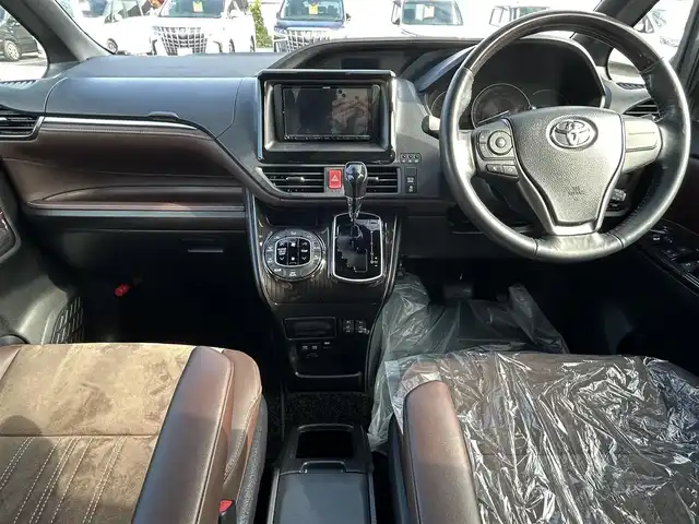 トヨタ エスクァイア Gi プレミアムパッケージ 大阪府 2019(令1)年 7.4万km ブラッキッシュアゲハガラスフレーク トヨタセーフティセンス/・プリクラッシュセーフティー/・クルーズコントロール/・パーキングサポートブレーキー/・クリアランスソナー/・レーンキープアシスト/・オートマチックハイビーム/社外ナビ/・Bluetooth/フルセグTV/CD/DVD/USB/ラジオ/　HDMI/IPod/主要装備/・バックカメラ/・横滑り防止装置/・アイドリングストップ/・両側パワースライドドア/・ステアリングヒーター/・ステアリングスイッチ/・ハーフレザーシート/・シートヒーター/・デジタルインナーミラー/・nanoe/・ETC