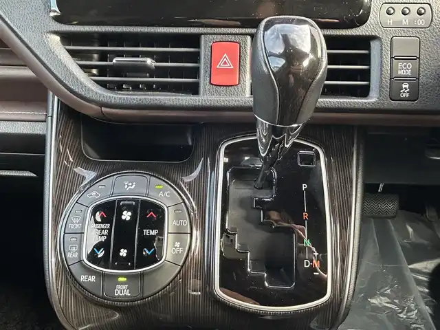 トヨタ エスクァイア Gi プレミアムパッケージ 大阪府 2019(令1)年 7.4万km ブラッキッシュアゲハガラスフレーク トヨタセーフティセンス/・プリクラッシュセーフティー/・クルーズコントロール/・パーキングサポートブレーキー/・クリアランスソナー/・レーンキープアシスト/・オートマチックハイビーム/社外ナビ/・Bluetooth/フルセグTV/CD/DVD/USB/ラジオ/　HDMI/IPod/主要装備/・バックカメラ/・横滑り防止装置/・アイドリングストップ/・両側パワースライドドア/・ステアリングヒーター/・ステアリングスイッチ/・ハーフレザーシート/・シートヒーター/・デジタルインナーミラー/・nanoe/・ETC