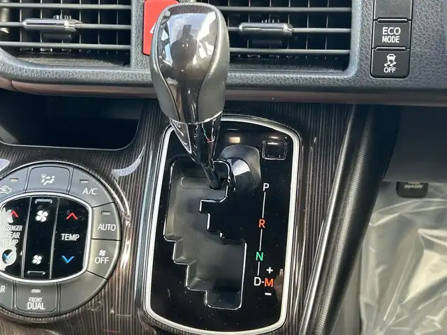 トヨタ エスクァイア Gi プレミアムパッケージ 大阪府 2019(令1)年 7.4万km ブラッキッシュアゲハガラスフレーク トヨタセーフティセンス/・プリクラッシュセーフティー/・クルーズコントロール/・パーキングサポートブレーキー/・クリアランスソナー/・レーンキープアシスト/・オートマチックハイビーム/社外ナビ/・Bluetooth/フルセグTV/CD/DVD/USB/ラジオ/　HDMI/IPod/主要装備/・バックカメラ/・横滑り防止装置/・アイドリングストップ/・両側パワースライドドア/・ステアリングヒーター/・ステアリングスイッチ/・ハーフレザーシート/・シートヒーター/・デジタルインナーミラー/・nanoe/・ETC