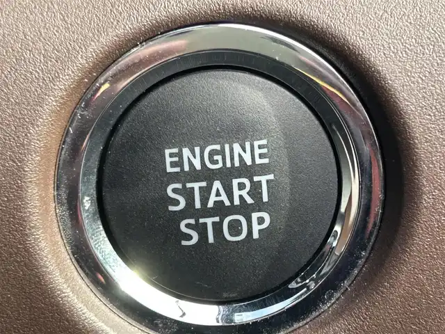 トヨタ エスクァイア Gi プレミアムパッケージ 大阪府 2019(令1)年 7.4万km ブラッキッシュアゲハガラスフレーク トヨタセーフティセンス/・プリクラッシュセーフティー/・クルーズコントロール/・パーキングサポートブレーキー/・クリアランスソナー/・レーンキープアシスト/・オートマチックハイビーム/社外ナビ/・Bluetooth/フルセグTV/CD/DVD/USB/ラジオ/　HDMI/IPod/主要装備/・バックカメラ/・横滑り防止装置/・アイドリングストップ/・両側パワースライドドア/・ステアリングヒーター/・ステアリングスイッチ/・ハーフレザーシート/・シートヒーター/・デジタルインナーミラー/・nanoe/・ETC